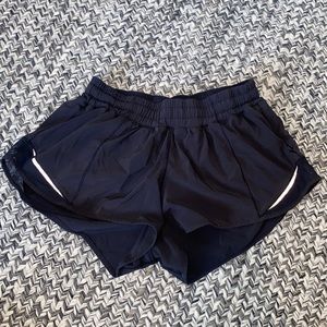 - Lululemon Hotty Hot Low-Rise Lined Shorts 2.5 - black size 6